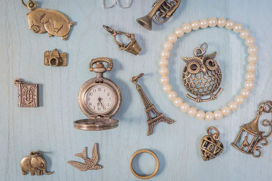 how to buy vintage charm bracelets