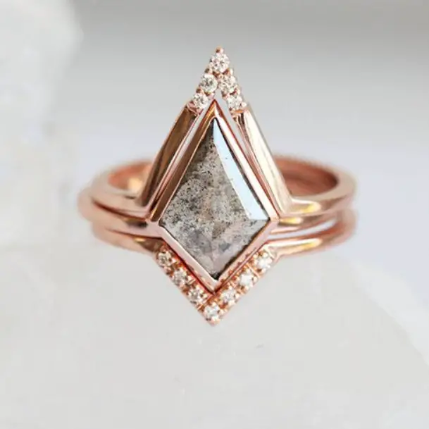 Modern grey diamond ring set with kite Diamond and V shaped by Minimal VS