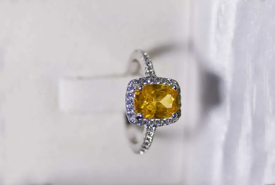 how to buy yellow diamonds - a guide to fancy diamonds