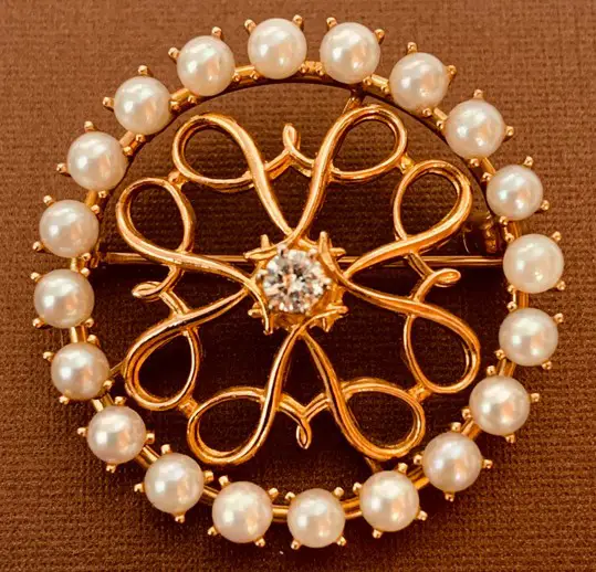 Vintage RARE Avon 14K gold 20-pearl and single diamond brooch